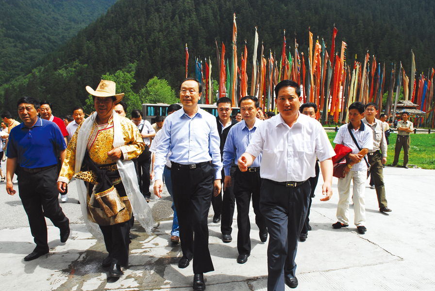 2007年8月5日，杜青林(时任四川省省委书记)在九寨沟检查指导工作.jpg